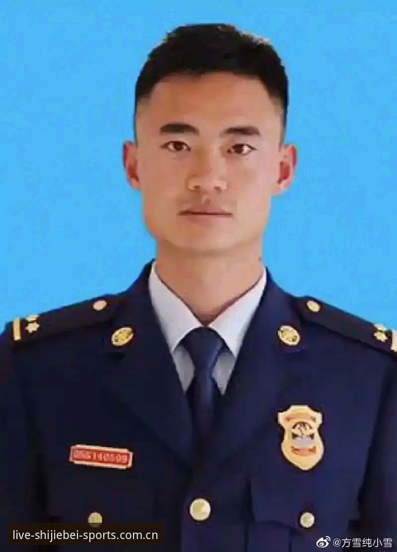 世界杯体育竞品对比评测 我认识一个叫张浩的哥们,三十五岁,在广告公司做了十年策略总监,收入不差,事业不赖,但每次喝到两瓶啤酒的时候,话就开始往同一个地方转:他上初中的儿子最近迷上了那些“教男人怎么说话”的网上博主,开始觉得女生都是势利眼,觉得读书没用,觉得男人就该硬、就该掌控一切。张浩说他看着儿子书桌上的那些亮屏的手机,突然觉得自己完全不会当爹了。这场隐秘的代际拉锯,在无数个普通家庭的客厅里无声上演,而这正是前英格兰队主帅加雷斯·索斯盖特最新纪录片《改变年轻男性的游戏规则》想要扒开给你看的内核。